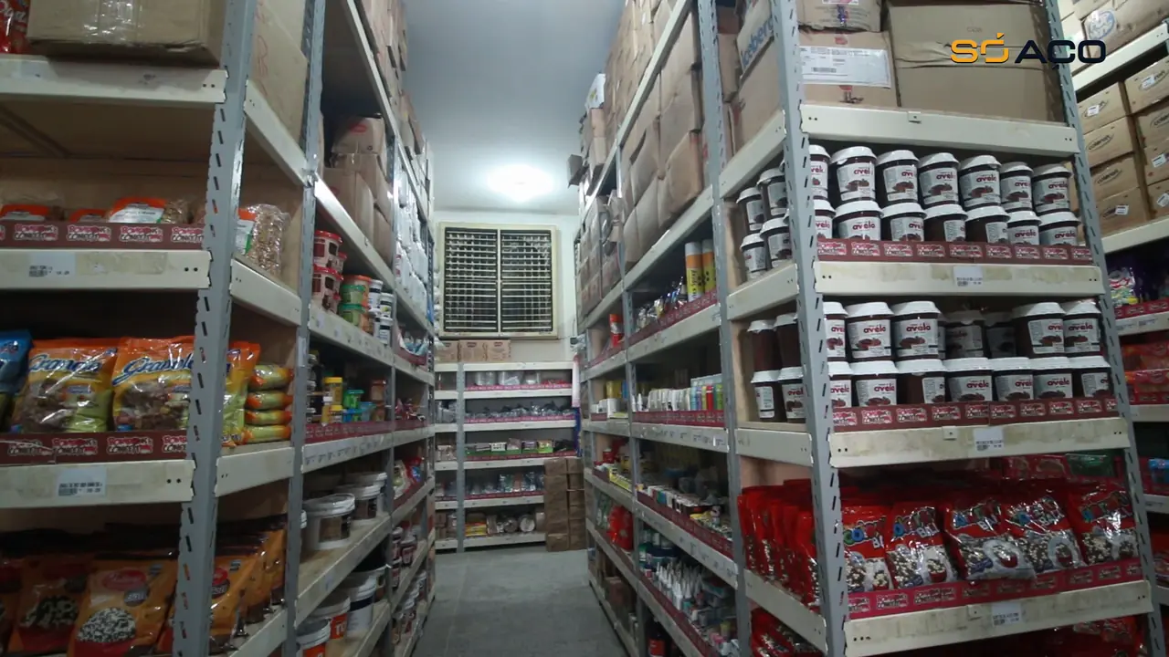 Gôndolas em aço expondo produtos em mercearia