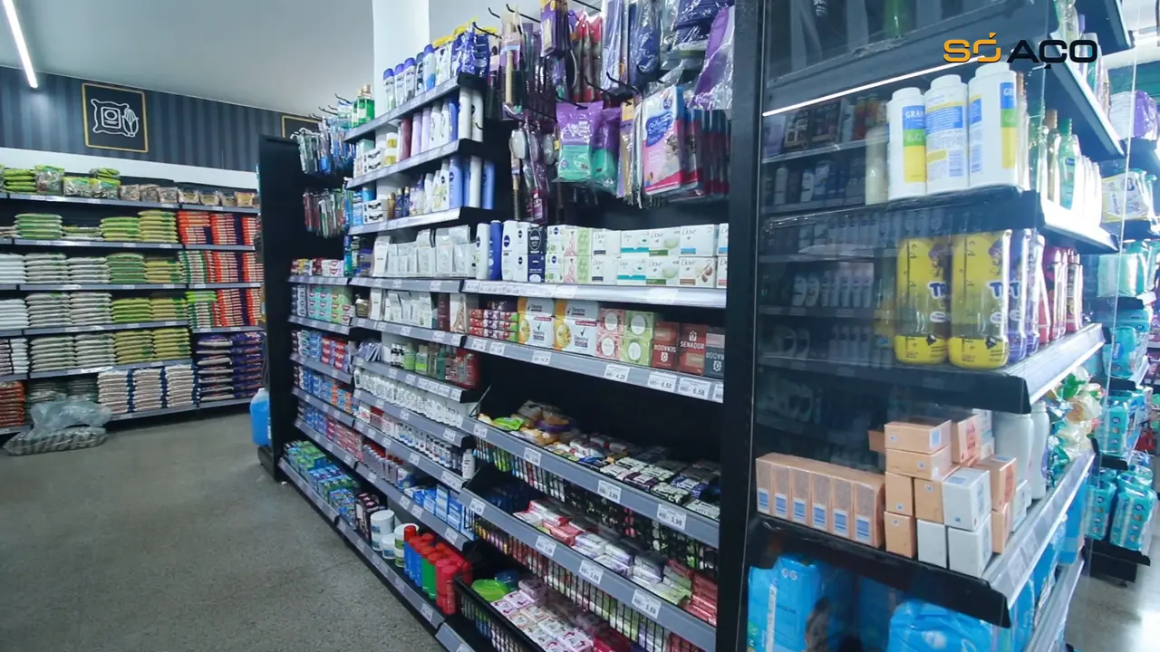 Corredor de gôndolas em supermercado