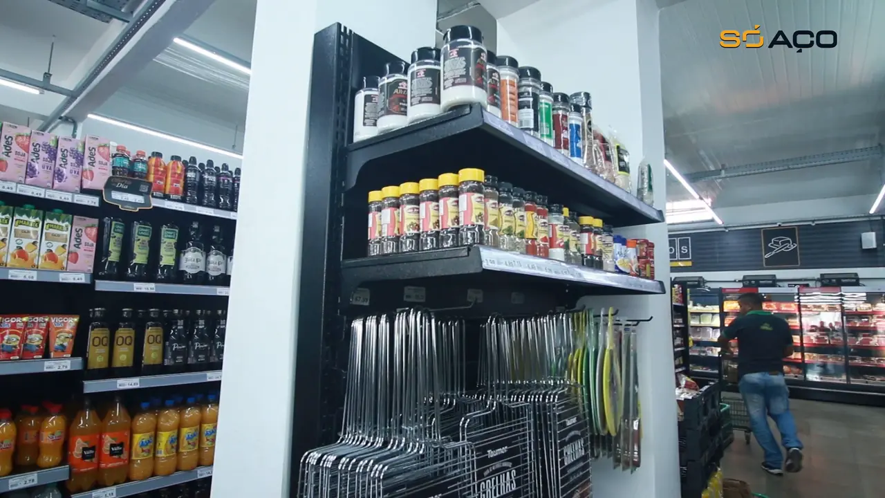 Gôndola expositora com produtos em supermercado