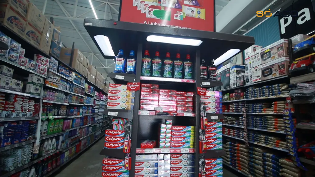 Gôndolas e ponta de gôndola em supermercado