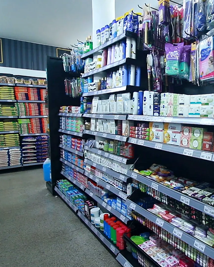Corredor de gôndolas Só Aço em supermercado