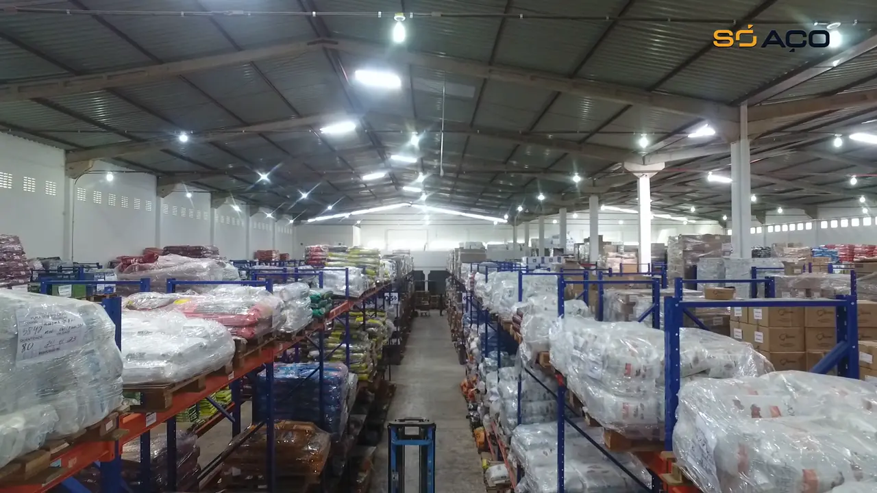 Corredor de porta-pallets em centro de distribuição