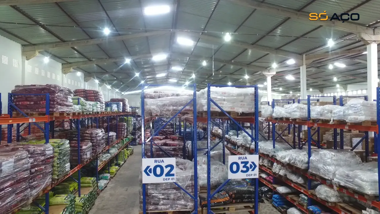 Porta-pallets com ruas identificadas em centro de distribuição