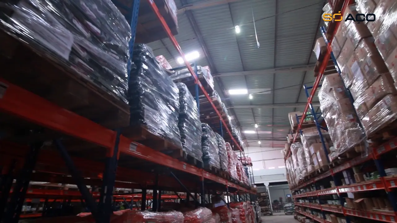 Porta-pallets de grande altura com carga paletizada