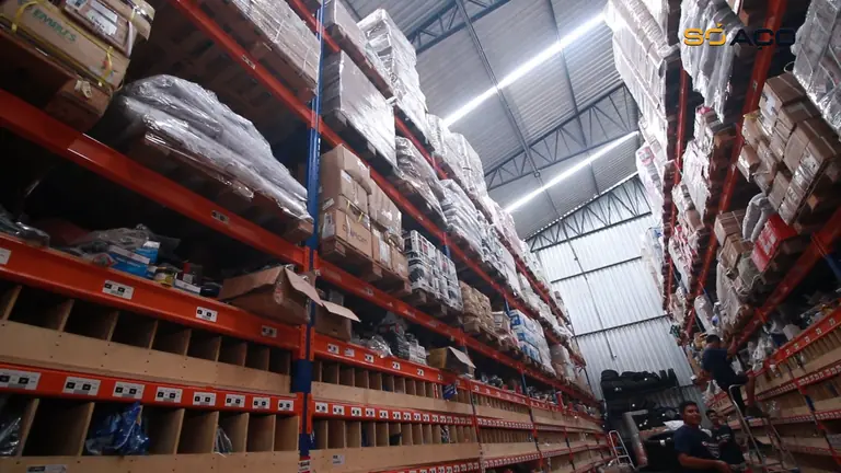Porta-pallets organizando estoque